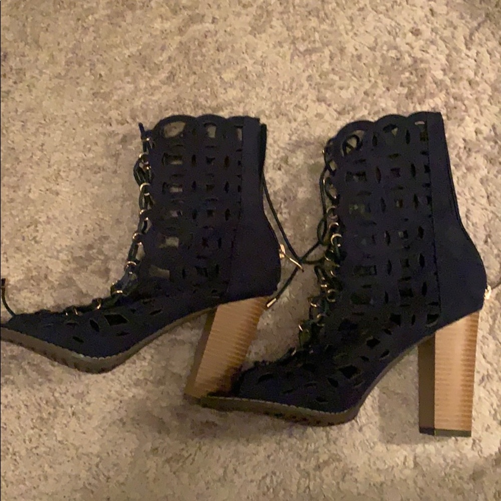 Size 11 no problem! Cute and classy.